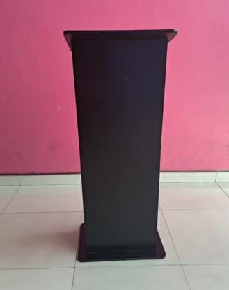 podium de madera color negro